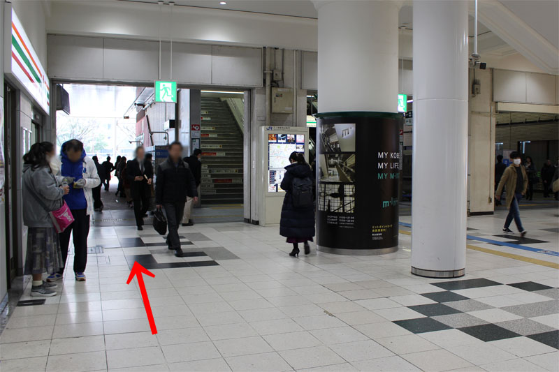 アクセス紹介 「サンキタ通り方面」出口へ進む写真