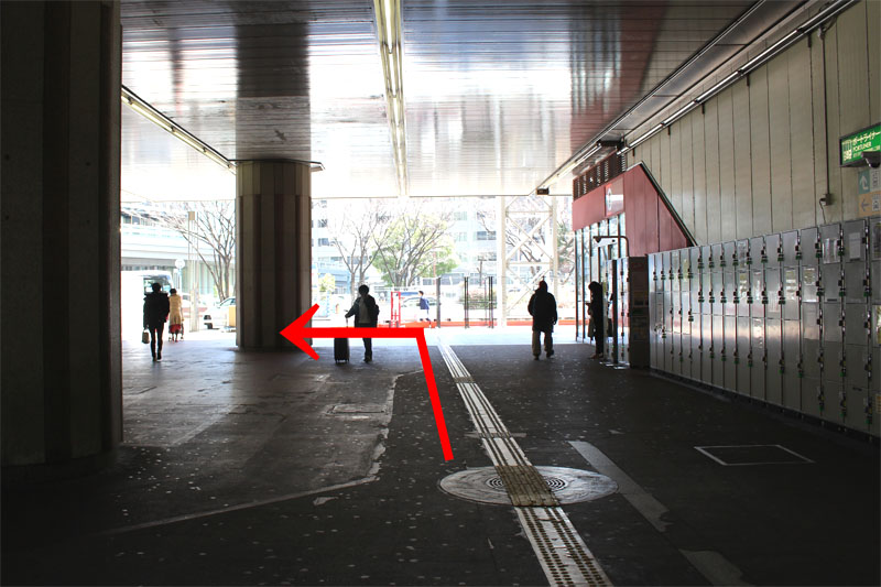 アクセス紹介 階段を下りるイメージ写真