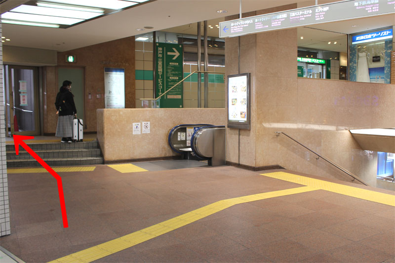 アクセス紹介 santicaへの階段が見えてきます。おりずに左手の出口へ進む写真