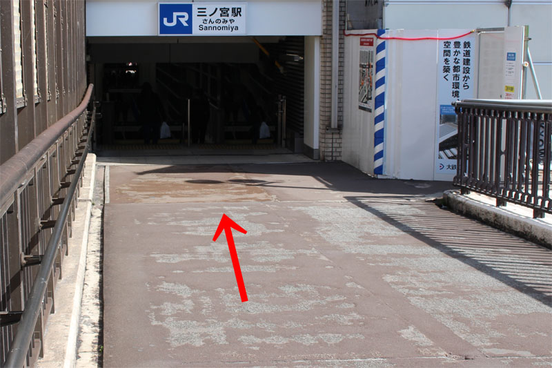 アクセス紹介 道なりにまっすぐ進む写真