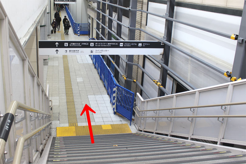 アクセス紹介 階段をおりて、まっすぐ進む写真