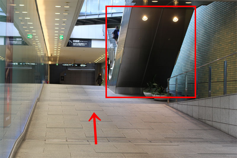 アクセス紹介 まっすぐ進み、右手に見えるエスカレーターを上にのぼって進む写真