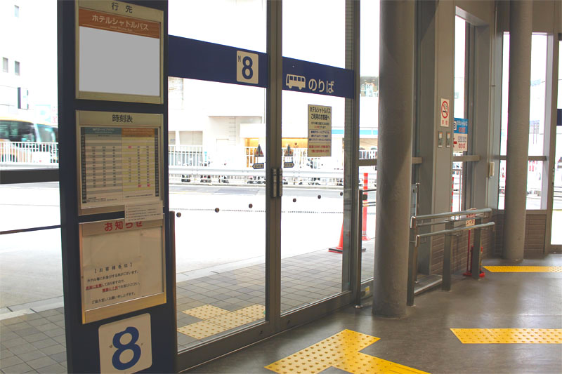 アクセス紹介 バスが到着するまで待つ写真